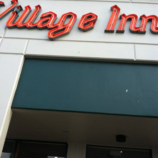 Foto tomada en Village Inn  por Tina V. el 5/26/2012