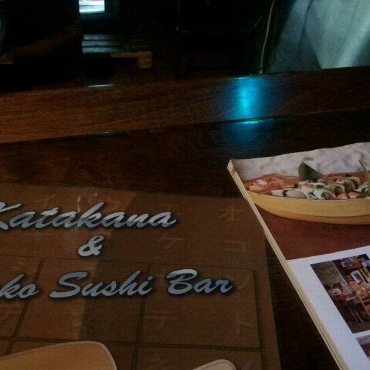 Снимок сделан в Katakana Sushi Bar пользователем Brandon T. 7/18/2012