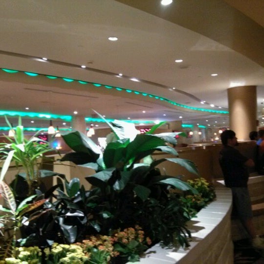 Foto diambil di Emerald Restaurant oleh Frank C. pada 7/23/2012