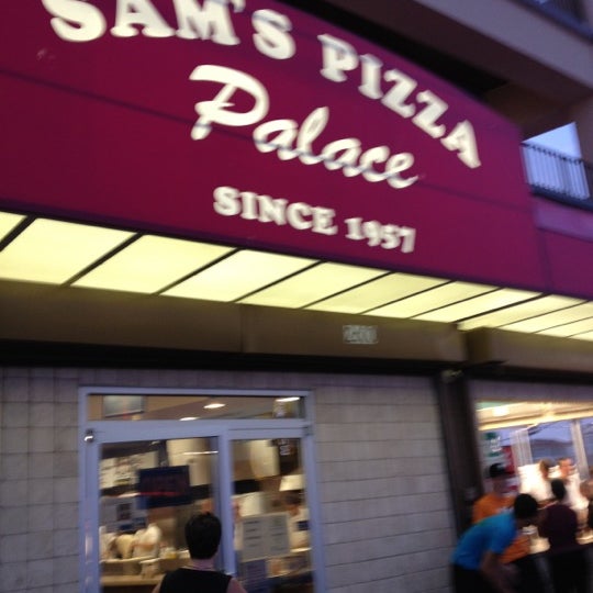 Снимок сделан в Sam&#39;s Pizza Palace пользователем Michele F. 6/10/2012
