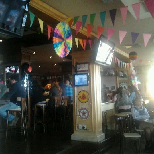 Foto diambil di Drifters Bar &amp; Grill oleh Marios T. pada 2/26/2012