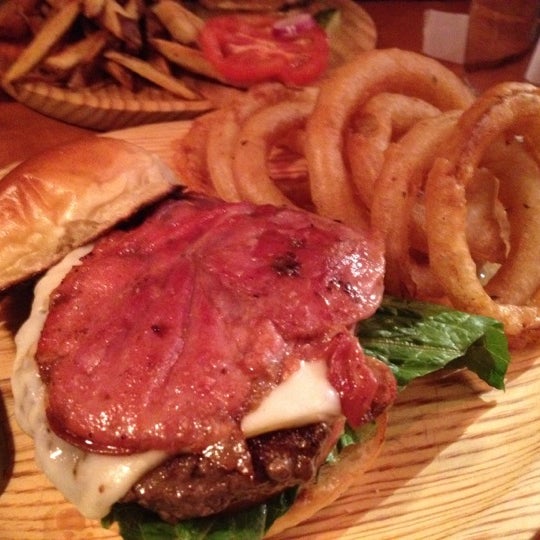 4/14/2012 tarihinde Jon G.ziyaretçi tarafından Burger Club'de çekilen fotoğraf