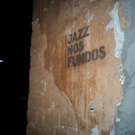 Das Foto wurde bei Jazz nos Fundos von Maria Eugênya P. am 3/20/2012 aufgenommen