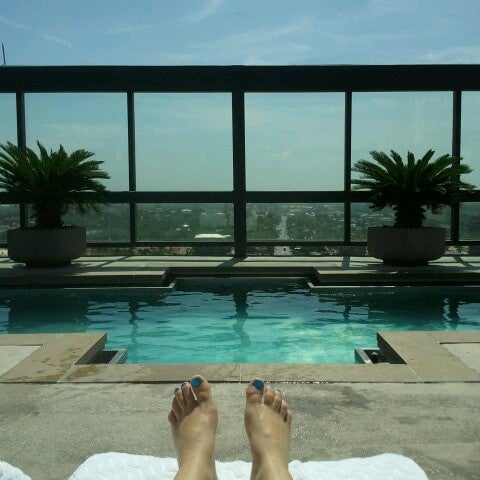 Das Foto wurde bei Omni Hotel Pool von Sabrina D. am 8/15/2012 aufgenommen