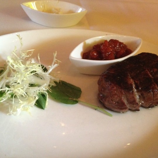 Foto scattata a Lark Creek Steak da Sinatra K. il 5/25/2012