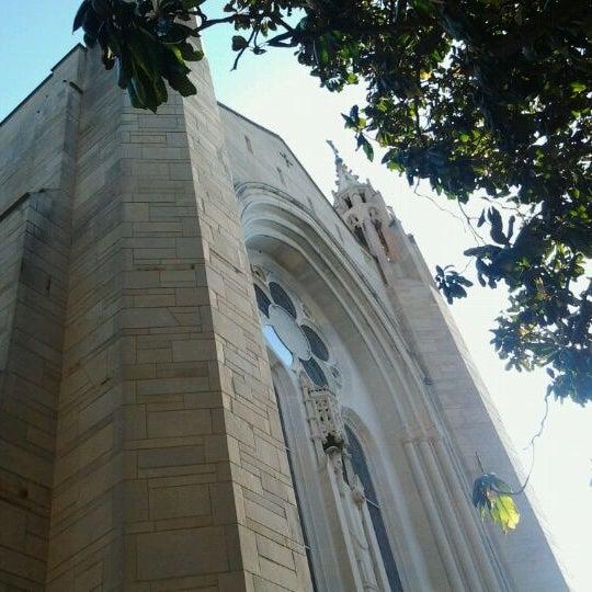 รูปภาพถ่ายที่ Cathedral of Christ the King โดย Troy B. เมื่อ 4/14/2012