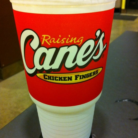 Foto tirada no(a) Raising Cane&#39;s Chicken Fingers por Johnny H. em 7/4/2012