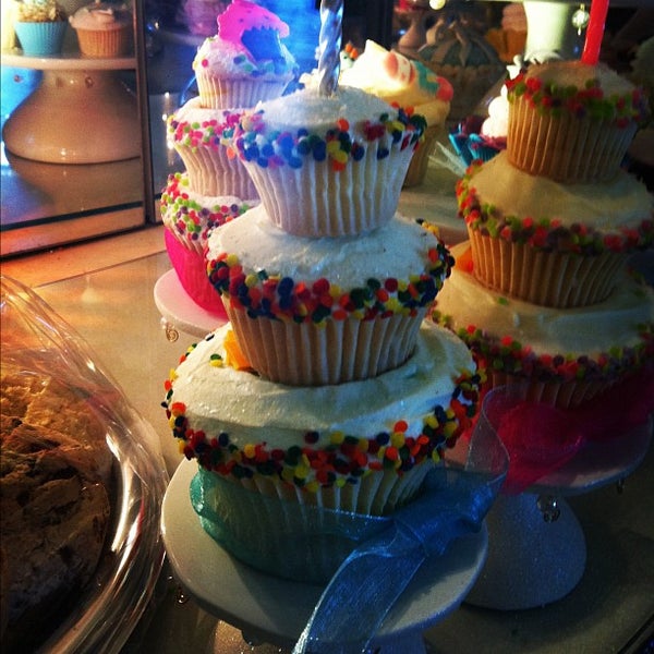 4/29/2012 tarihinde Aimee P.ziyaretçi tarafından Wonderland Bakery'de çekilen fotoğraf