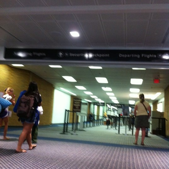 Foto tirada no(a) Lehigh Valley International Airport (ABE) por Erik M. em 7/7/2012
