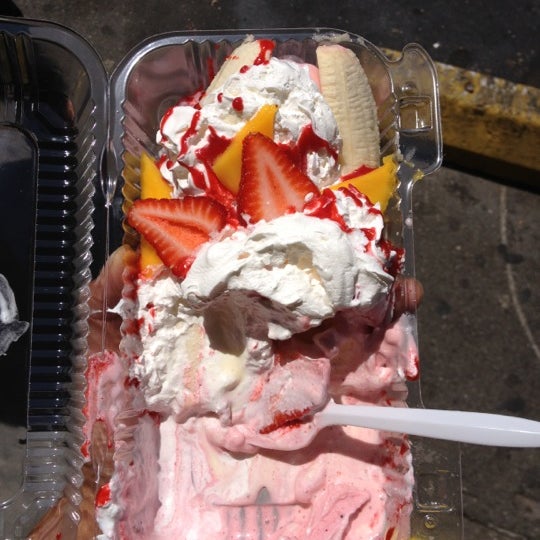Снимок сделан в Mateo&#39;s Ice Cream &amp; Fruit Bars пользователем Andrew J. 6/11/2012