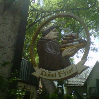 Foto diambil di Donut Friar oleh ᴡ g. pada 6/5/2012