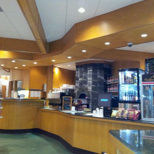 5/14/2012 tarihinde Ernies Alloy Inc. O.ziyaretçi tarafından Alaska Coffee Roasting Co.'de çekilen fotoğraf