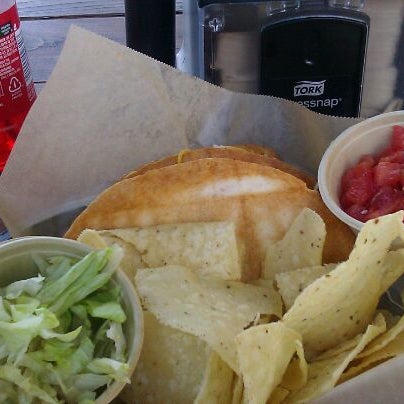 Das Foto wurde bei The Whole Enchilada Fresh Mexican Grill von Whitney K. am 4/20/2012 aufgenommen