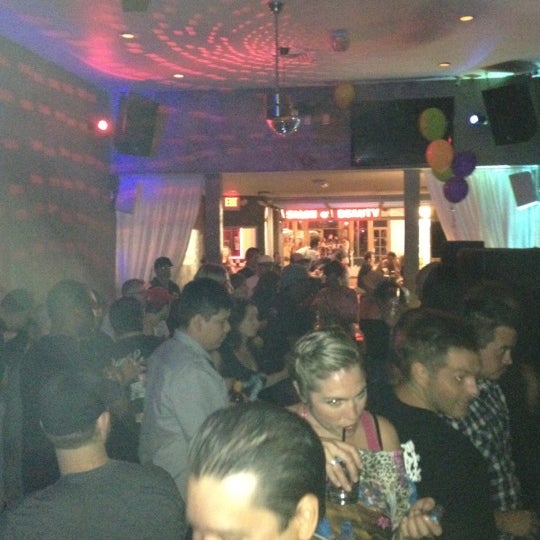 Foto scattata a Vanguard Lounge da Marlon F. il 5/18/2012