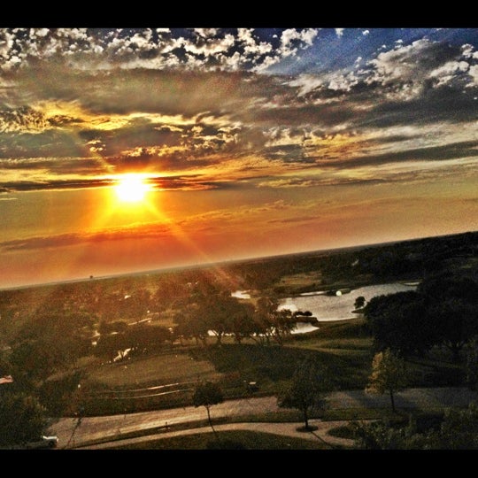 รูปภาพถ่ายที่ The Westin Dallas Stonebriar Golf Resort &amp; Spa โดย Brad เมื่อ 5/28/2012