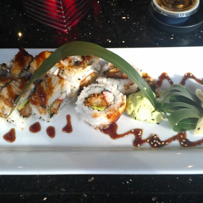 Снимок сделан в Bento Asian Kitchen &amp; Sushi пользователем Opeola B. 7/16/2012