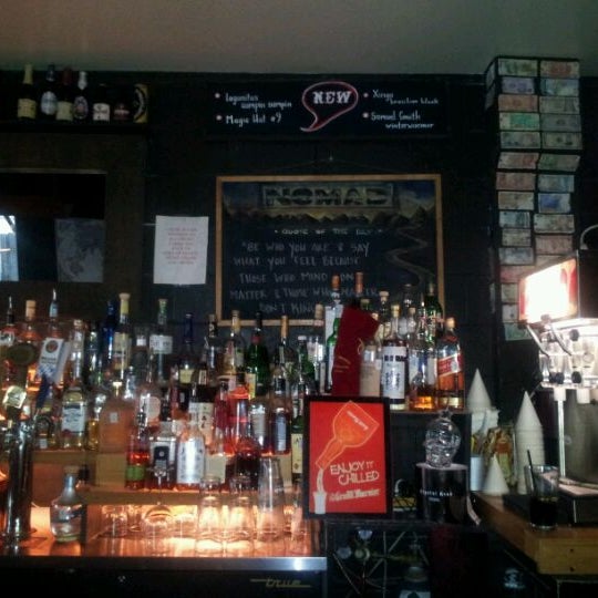 3/24/2012 tarihinde Shvet K.ziyaretçi tarafından Knomad Bar'de çekilen fotoğraf