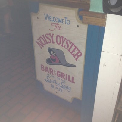 Das Foto wurde bei Noisy Oyster Seafood Restaurant von Annie W. am 8/4/2012 aufgenommen