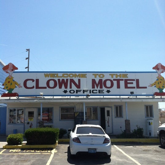 Мотель клоун
