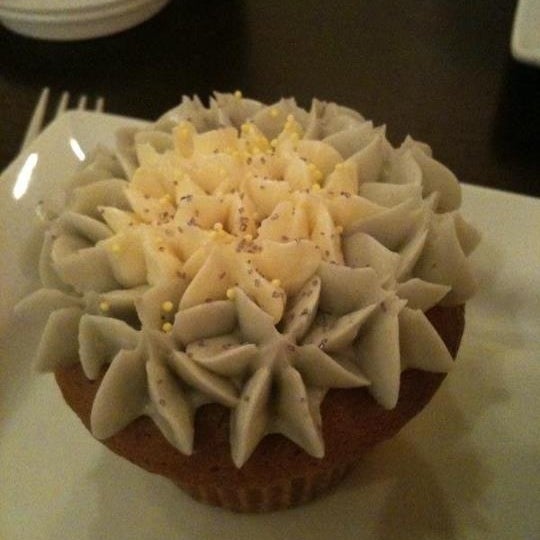 1 Of The Best Cupcake Bakeries In Seattle!! <3 Delicate Yellow Leaf Cupcakes!!