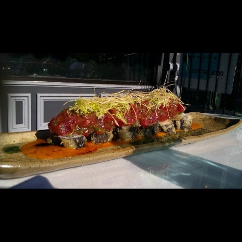 Foto tomada en Las Olas Sushi Bar and Grill  por Laura L. el 6/23/2012