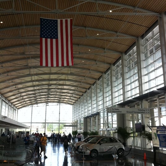 Photo taken at Shreveport Regional Airport (SHV) by YoKee Y. on 3/21/2012