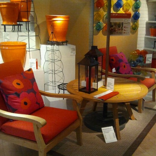 Photo taken at Crate &amp; Barrel by Mariza G. on 4/15/2012