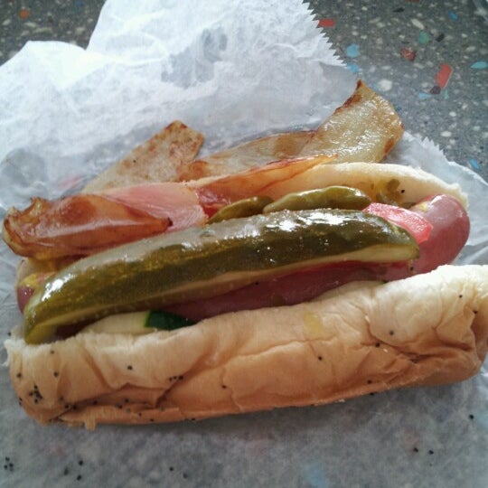 Foto diambil di Wholly Joe&#39;s Chicago Eatery oleh Josh T. pada 7/15/2012