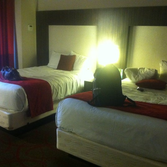 Das Foto wurde bei The Claridge - a Radisson Hotel von Caitlyn T. am 7/13/2012 aufgenommen
