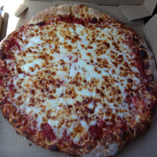 Das Foto wurde bei Laventina&#39;s Big Cheese Pizza von Jacky S. am 6/23/2012 aufgenommen