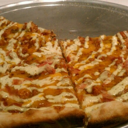 รูปภาพถ่ายที่ Big G&#39;s Pizza โดย Jerwaun T. เมื่อ 8/10/2012