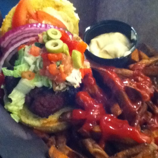Photo taken at Woody&#39;s Burgers bar and grill by Yanko S. on 5/1/2012