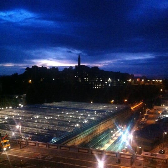 Foto diambil di The Scotsman Hotel oleh Ромка pada 6/19/2012