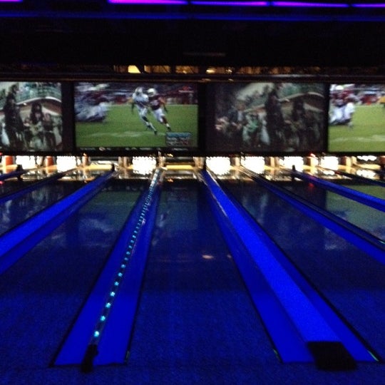 Foto scattata a 10Pin Bowling Lounge da Jeff P. il 8/18/2012