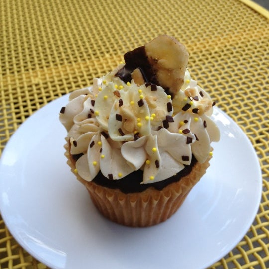 Foto diambil di The Yellow Leaf Cupcake Co oleh Jeffrey C. pada 6/24/2012