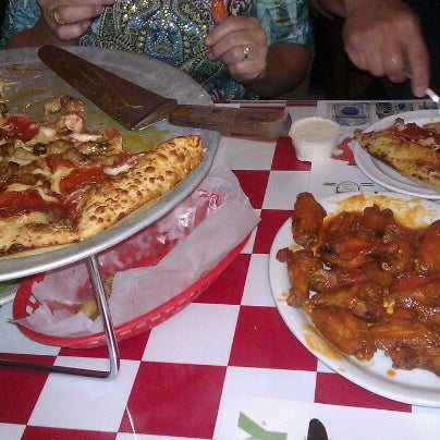 Foto diambil di Pullanos Pizza &amp; Wings oleh Tom K. pada 9/5/2012