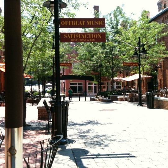 6/8/2012 tarihinde Jeff B.ziyaretçi tarafından Satisfaction Restaurant &amp; Bar'de çekilen fotoğraf
