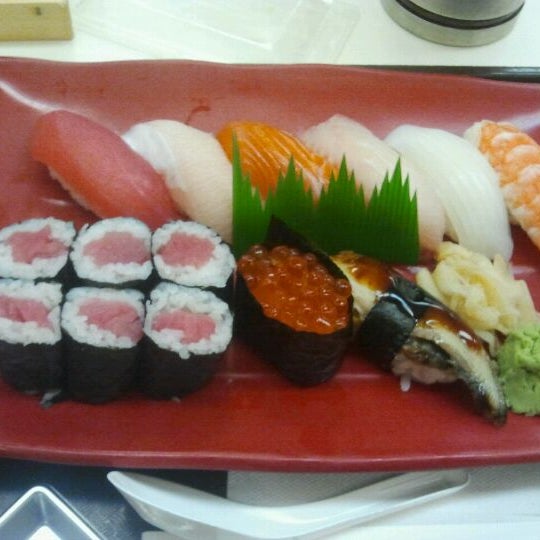 Foto diambil di Tensuke Market &amp; Sushi Cafe oleh Camille pada 6/3/2012
