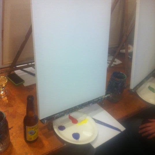 Foto scattata a Sipping N&#39; Painting da Mike F. il 5/6/2012
