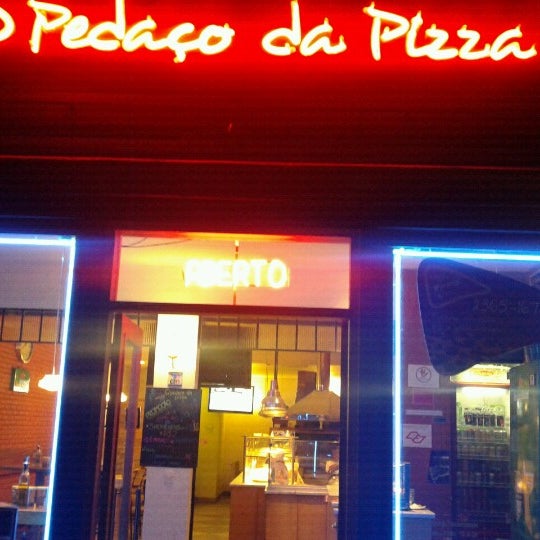Photo taken at O Pedaço da Pizza by Marcio L. on 6/16/2012