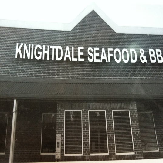 Photo taken at Knightdale Seafood &amp; BBQ by Rachel R. on 3/7/2012