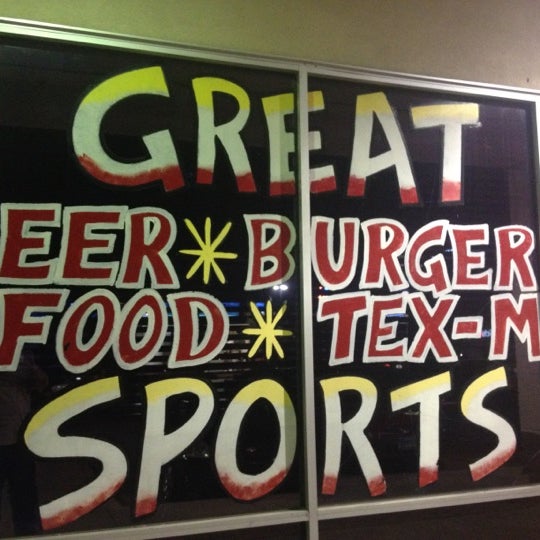 Снимок сделан в No Frills Grill &amp; Sports Bar - Fort Worth пользователем John S. 4/1/2012