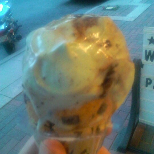 Снимок сделан в Scoops Ice Cream &amp; Candy пользователем Martin K. 6/9/2012