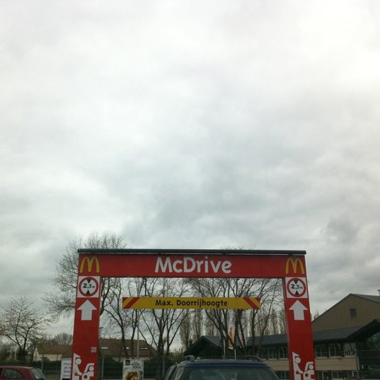รูปภาพถ่ายที่ McDonald&#39;s โดย JY G. เมื่อ 4/15/2012