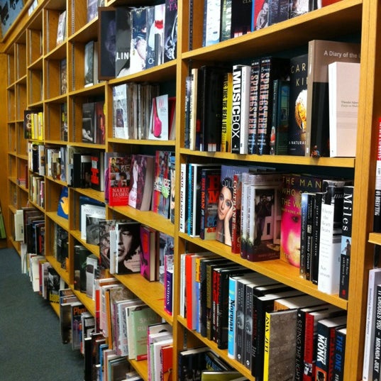 รูปภาพถ่ายที่ Book Passage Bookstore โดย David S. เมื่อ 8/2/2012