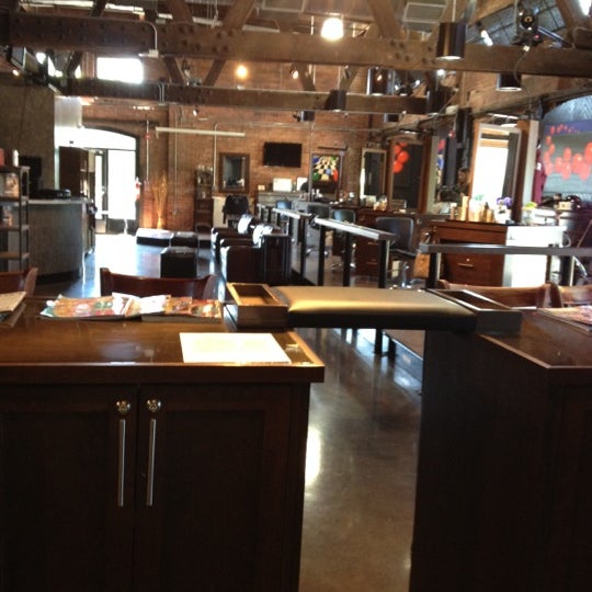 4/14/2012 tarihinde Lisa P.ziyaretçi tarafından The Junction Salon &amp; Bar'de çekilen fotoğraf
