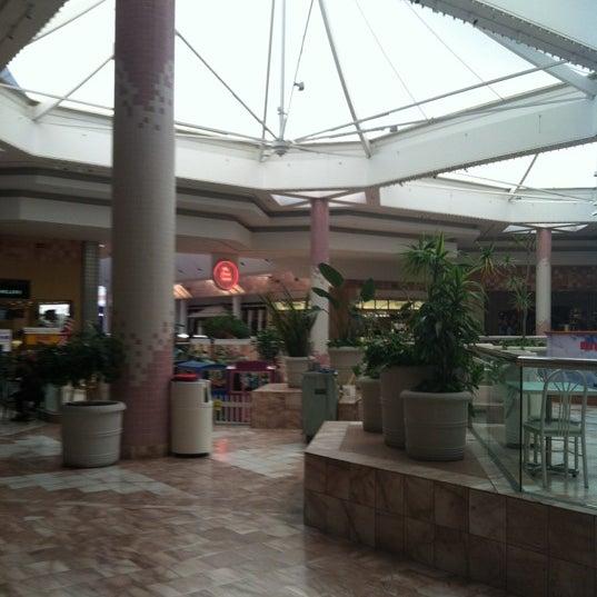 รูปภาพถ่ายที่ Sunland Park Mall โดย Tafari A. เมื่อ 8/29/2012