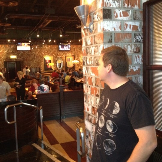 Foto diambil di BJ&#39;s Restaurant &amp; Brewhouse oleh Jared A. pada 5/27/2012
