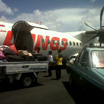 รูปภาพถ่ายที่ Bandara Melonguane (MNA) โดย Jitro T. เมื่อ 3/7/2012