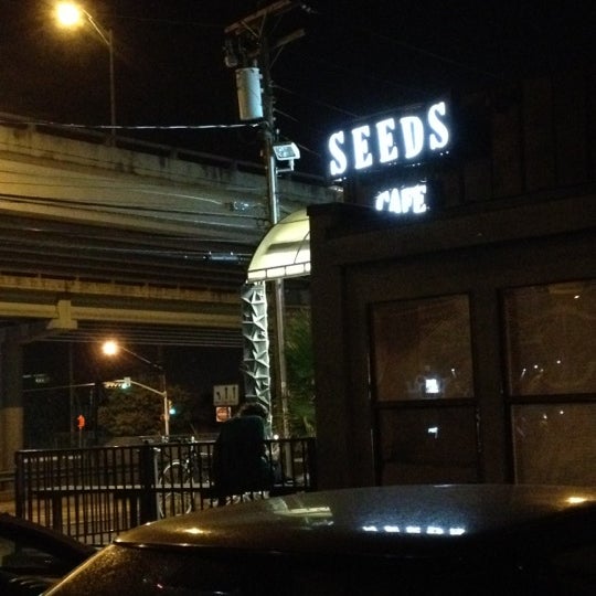 Das Foto wurde bei Star Seeds Cafe von Jake L. am 7/21/2012 aufgenommen